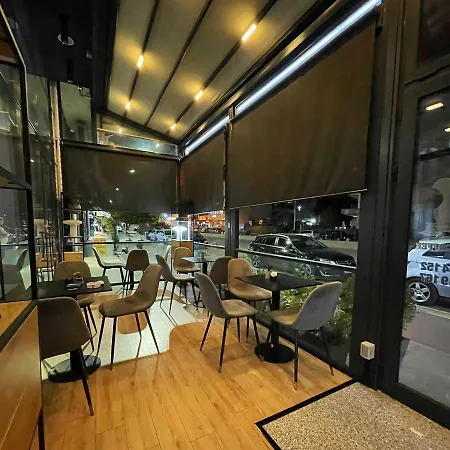 Park Tirana מלון 3*