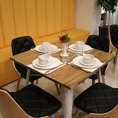 Park Tirana מלון