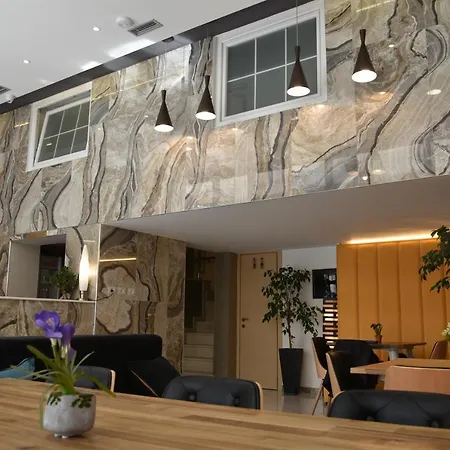 Park Tirana מלון 3*